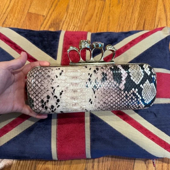 Elegant Snake Print Clutch - Picture 2 of 4